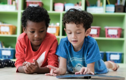 2 young boys reading