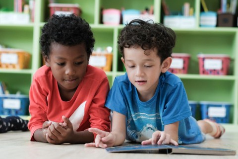 2 young boys reading